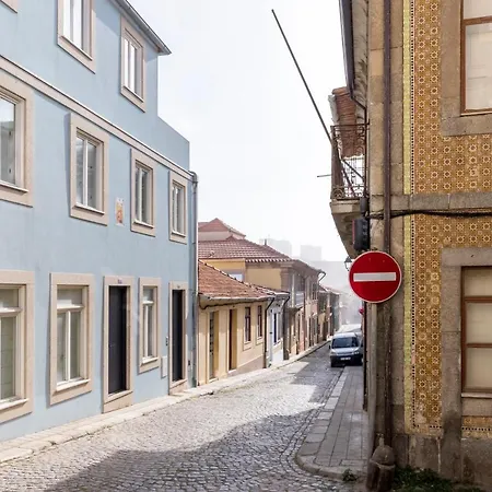 Bright With Terrace Apartment *